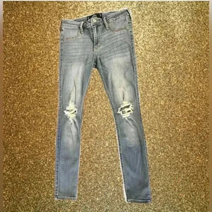 HOLLISTER ― 5 SHORT ― MID-RISE JEAN LEGGING Distressed Light Wash Jeans
